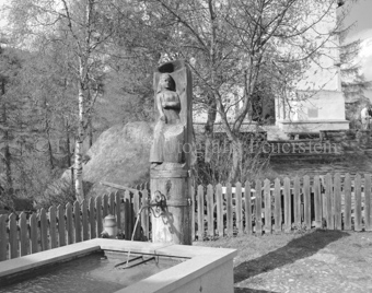 Brunnenstatue «Duonna Lupa» vor Kirche
