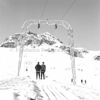 Skifahrer auf Schlepplift Schlivera auf dem Weg zur Berghütte Chamanna Naluns
