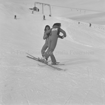 Zwei Skiakrobatinnen beim Skiballet, Sprung mit Helferin