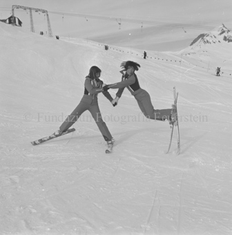 Zwei Skiakrobatinnen beim Skiballet, Sprung mit Helferin