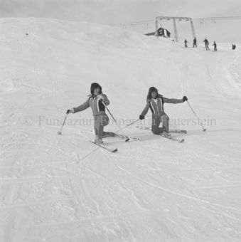 Zwei Skiakrobatinnen beim Skiballet, kniende Form zu zweit