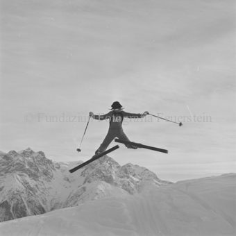 Skiakrobatin beim Skiballet, Sprung mit gespreizten Ski