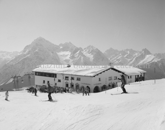 Skifahrer bei Berghütte, Restaurant «La Charpenna»
