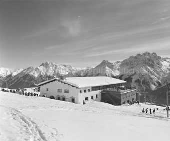 Skifahrer bei Berghütte, Restaurant «La Charpenna»