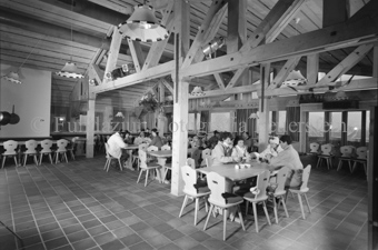Innenaufnahme, des Bergrestaurants «La Charpenna», Personen zu Tisch