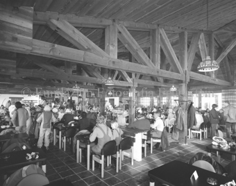 Innenaufnahme, des Bergrestaurants «La Charpenna», Personen zu Tisch