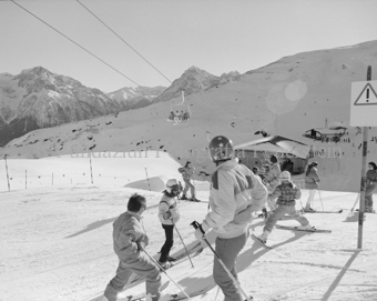 Skifahrer bei Sessellift Salaniva, Talstation