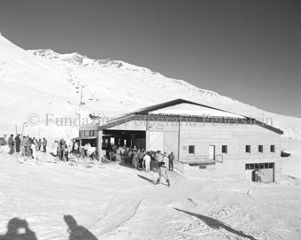 Skifahrer bei Sessellift Salaniva, Eingang Talstation