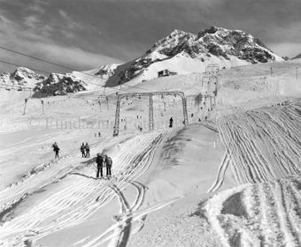Skifahrer auf Schlepplift Schlivera neben Piste