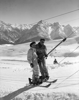 Snowboarder auf Schlepplift Schlivera