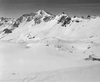 Blick auf Schlepplift Champatsch und Berglandschaft von Oben