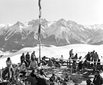 Blick vom Restaurant der Berghütte Chamanna Naluns auf Skilift Schlivera und Berglandschaft, viele Personen sitzend
