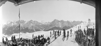 Panoramaaufnahme, Fischaugenobjektiv, Blick von Chamanna Naluns auf Berglandschaft mit Skifahrern