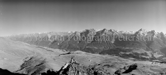 Panoramaaufnahme, Blick ins Tal und auf Berglandschaft vom Piz Clünas