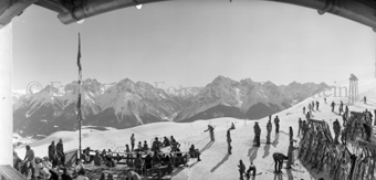 Panoramaaufnahme, Fischaugenobjektiv, Blick von Chamanna Naluns auf Berglandschaft mit Skifahrern