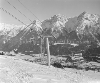 Blick von der Gondelseilbahn ins Tal und Dorf Scuol im Winter