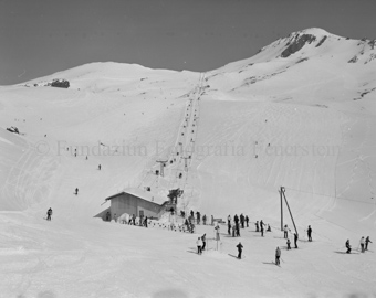 Blick auf Schlepplift Champatsch und Berglandschaft