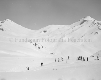 Skifahrer auf Mot da Ri, Schlepplift und Berg Champatsch im Hintergrund