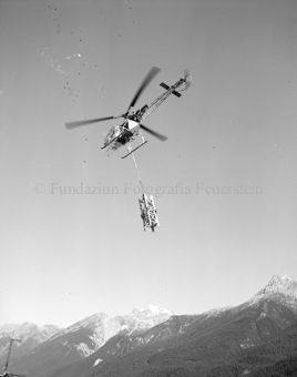 Helikopter mit Bauelement für Seilbahnmast, Sommer