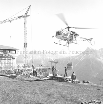 Helikopter mit Baumaterial, Baustelle Motta Naluns mit Bauarbeitern