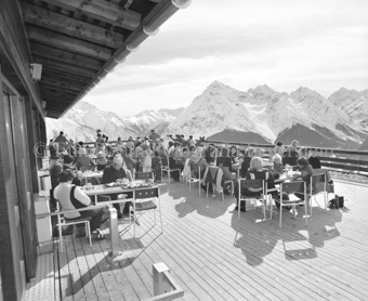 Terrasse des Bergrestaurants, viele Personen zu Tisch, Winter