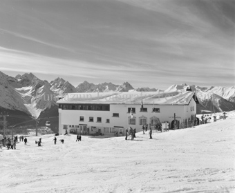 Blick auf Bergrestaurant «La Charpenna», Skifahrer