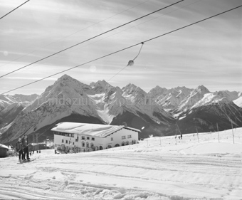 Blick auf Bergrestaurant «La Charpenna» vom Schlepplift Schlivera, Skifahrer