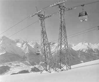 Masten der Gondelseilbahn im Winter