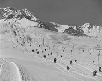 Schlepplift Schlivera mit drei Bahnen, Skifahrer