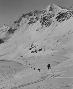 Schlepplift Champatsch, Blick auf Talstation von Oben, Skifahrer