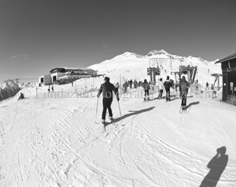 Talstation Schlepplift Schlivera, Hütte Motta Naluns im Hintergrund, Skifahrer
