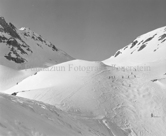 Skifahrerkolonne in den Bergen