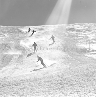 Skifahrer auf Piste im Slalom, Strahlenbüschel