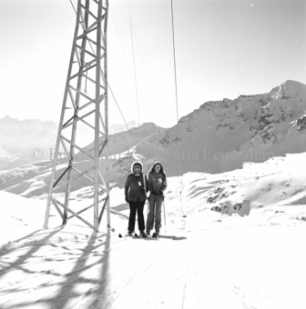 Zwei Skifahrerinnen auf Schlepplift Champatsch