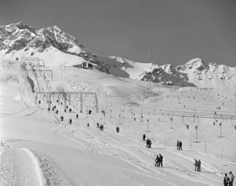 Schlepplift Schlivera mit drei Bahnen, Skifahrer