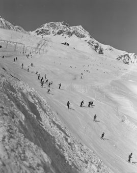 Skipiste mit Skifahrer neben Schlivera