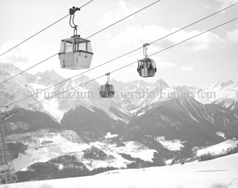 Gondelseilbahn mit Berglandschaft