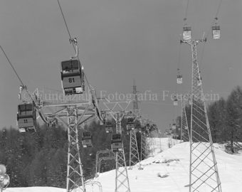 Zwei Gondelseilbahnen, Blick von der Talstation
