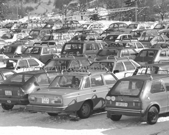 Parkplatz beim Bahnhof voller Autos