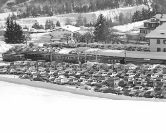 Parkplatz beim Bahnhof voller Autos