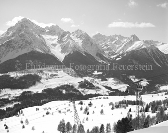 Blick ins Tal und auf Gondelseilbahn
