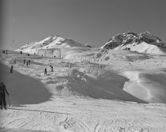 Skifahrer auf Piste, im Hintergrund Schlepplift Schlivera