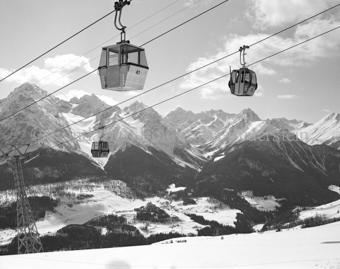 Gondelseilbahn, Blick auf Tarasp im Winter