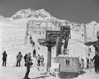 Talstation Schlepplift Schlivera mit drei Bahnen, Skifahrer