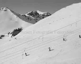 Schlepplift Champatsch mit Skipiste, Skifahrer
