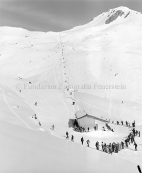 Schlepplift Champatsch mit Skipiste, Skifahrer