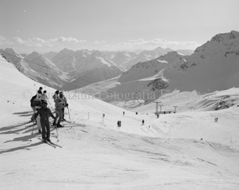 Bergstation Schlepplift Champatsch mit Skipiste, Skifahrer