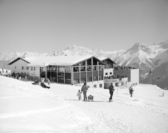 Berghütte, Bergrestaurant «La Charpenna», Skifahrer
