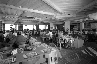 Innenaufnahme, des Bergrestaurants «La Charpenna», Personen zu Tisch