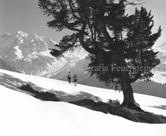 Zwei Skitourengängerinnen bei Arve